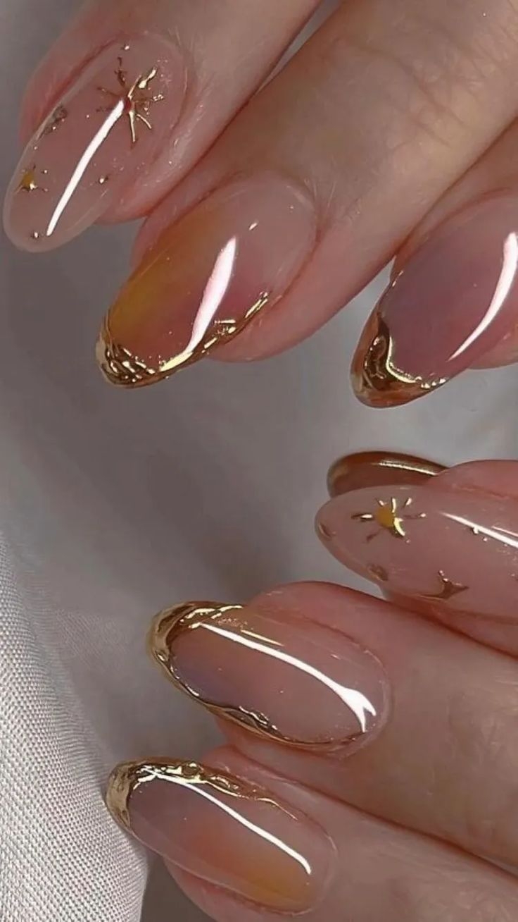 15 Stunning Gold Nail Inspo To Copy For Your Next Manicure