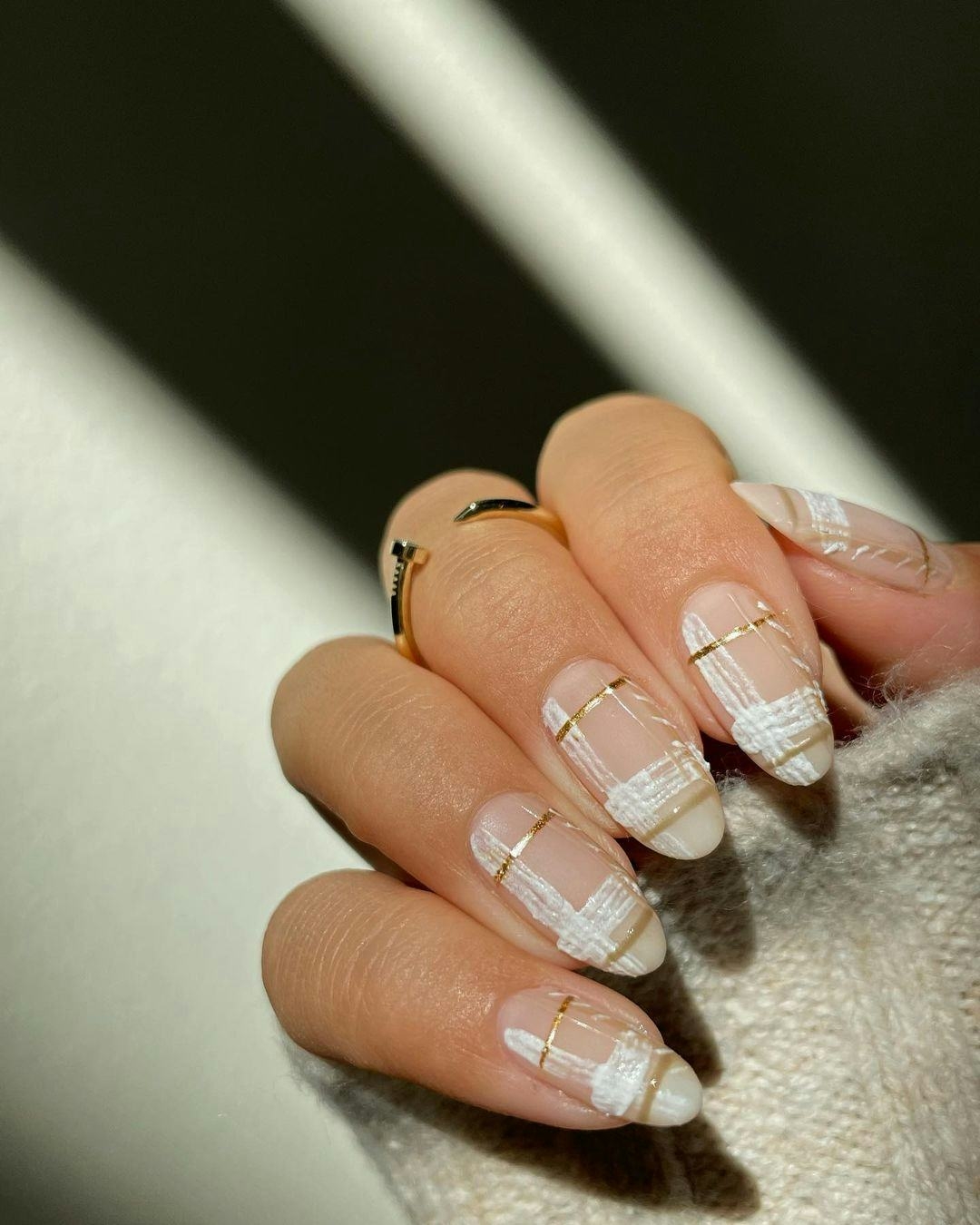15 White Gold Nail Ideas That Serve Fancy Minimalist