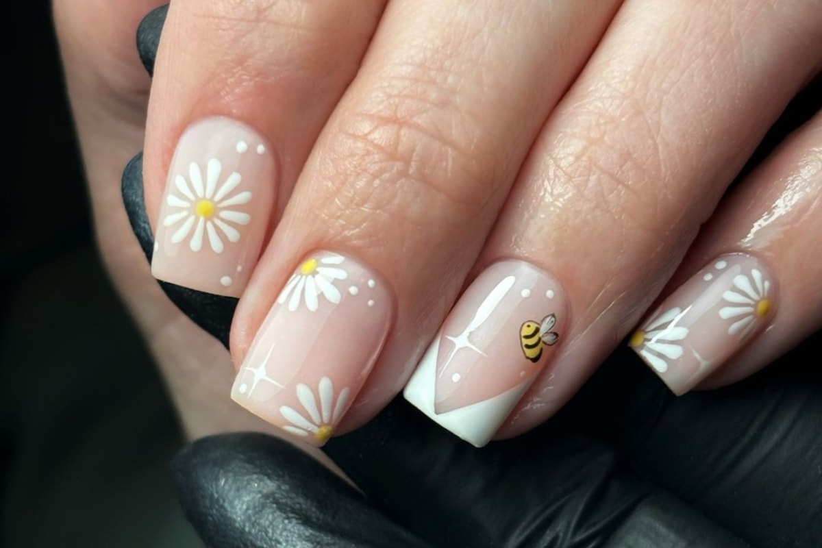 daisy nail design