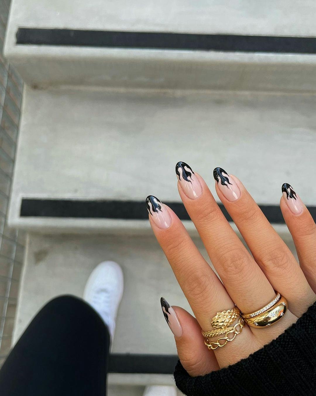 black nail inspo