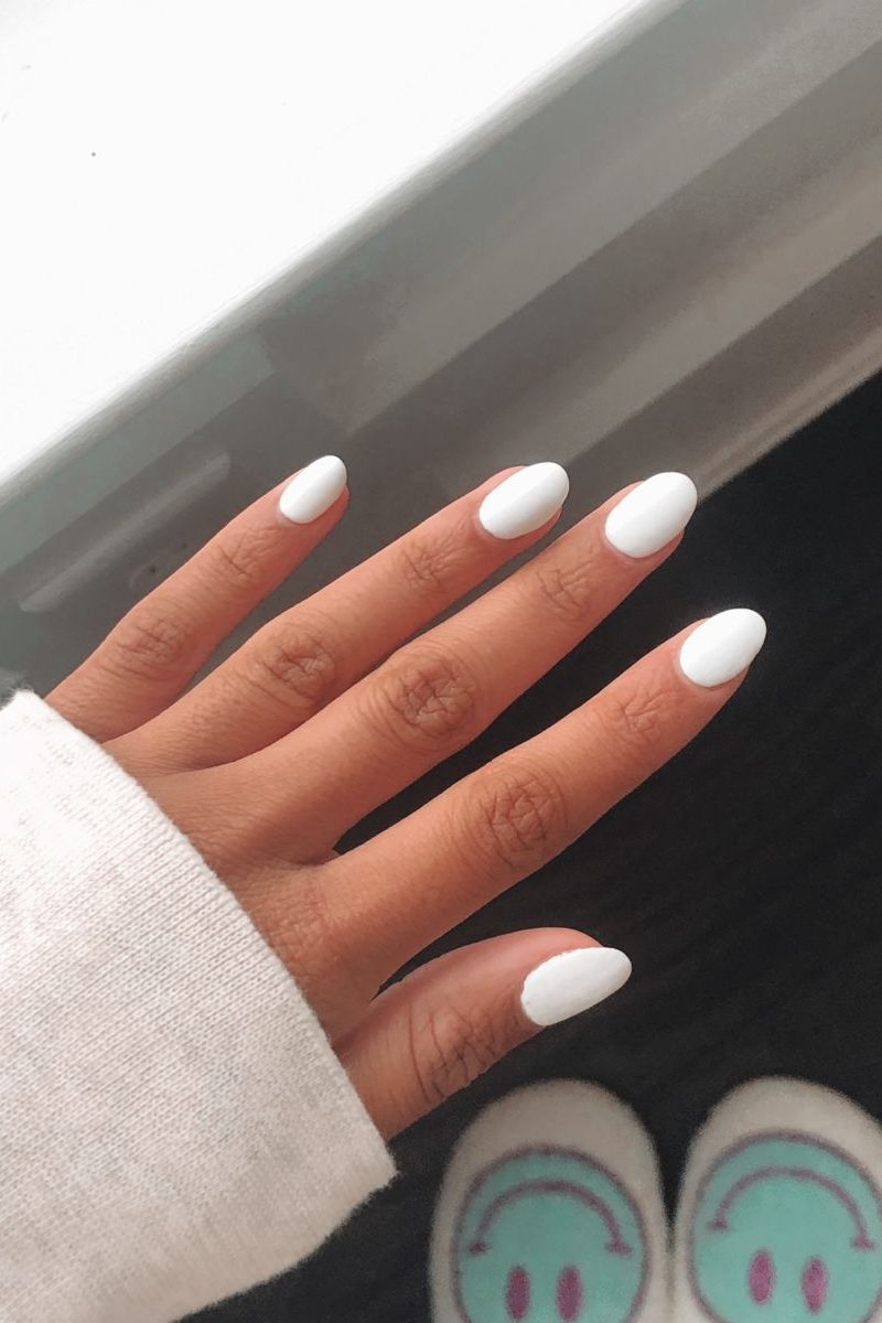 short almond nail inspo