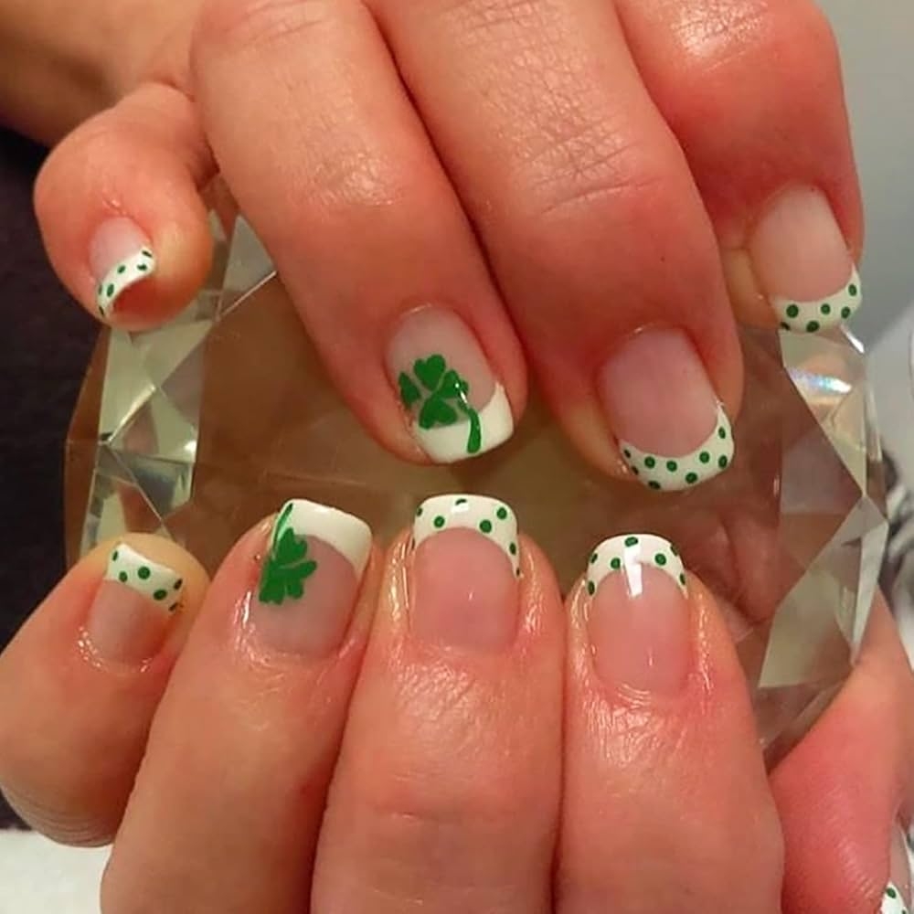 Amazon St Patrick s Day Press On Nails Short French Tip Fake Nails Green False Nails With Shamrock Designs Acrylic Artificial Nails Lucky March 17th Nail Decorations For Women Girls Beauty 