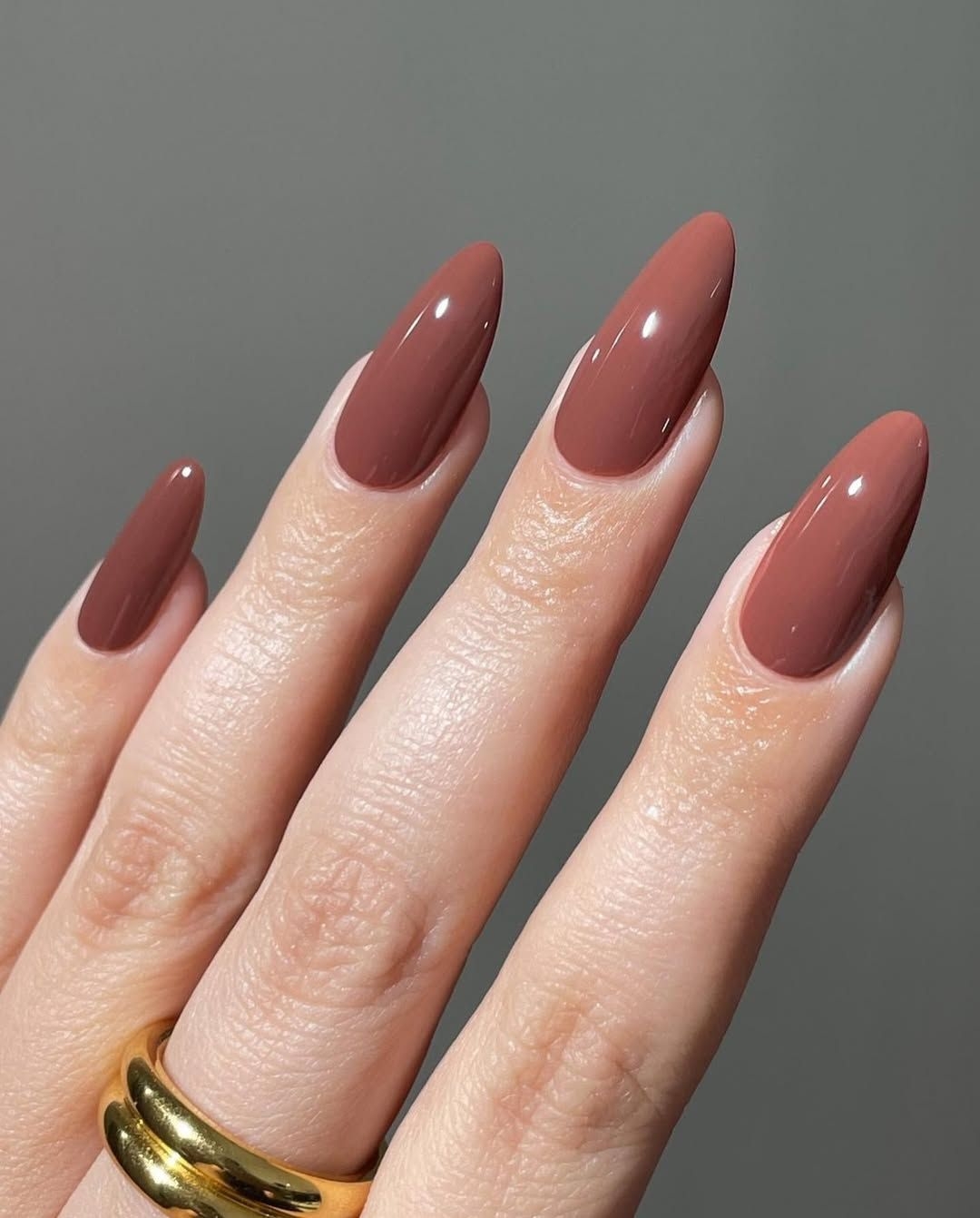 How To Mocha Mousse Your Next Manicure La Pantone s Color Of The Year Vogue