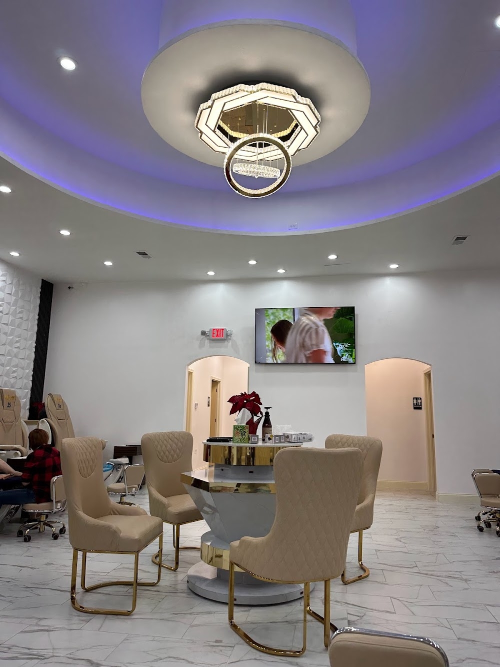 Royal Nail Spa Reviews Photos Phone Number Updated September 2025 Nail Technicians In Champaign City Champaign County IL Wheree
