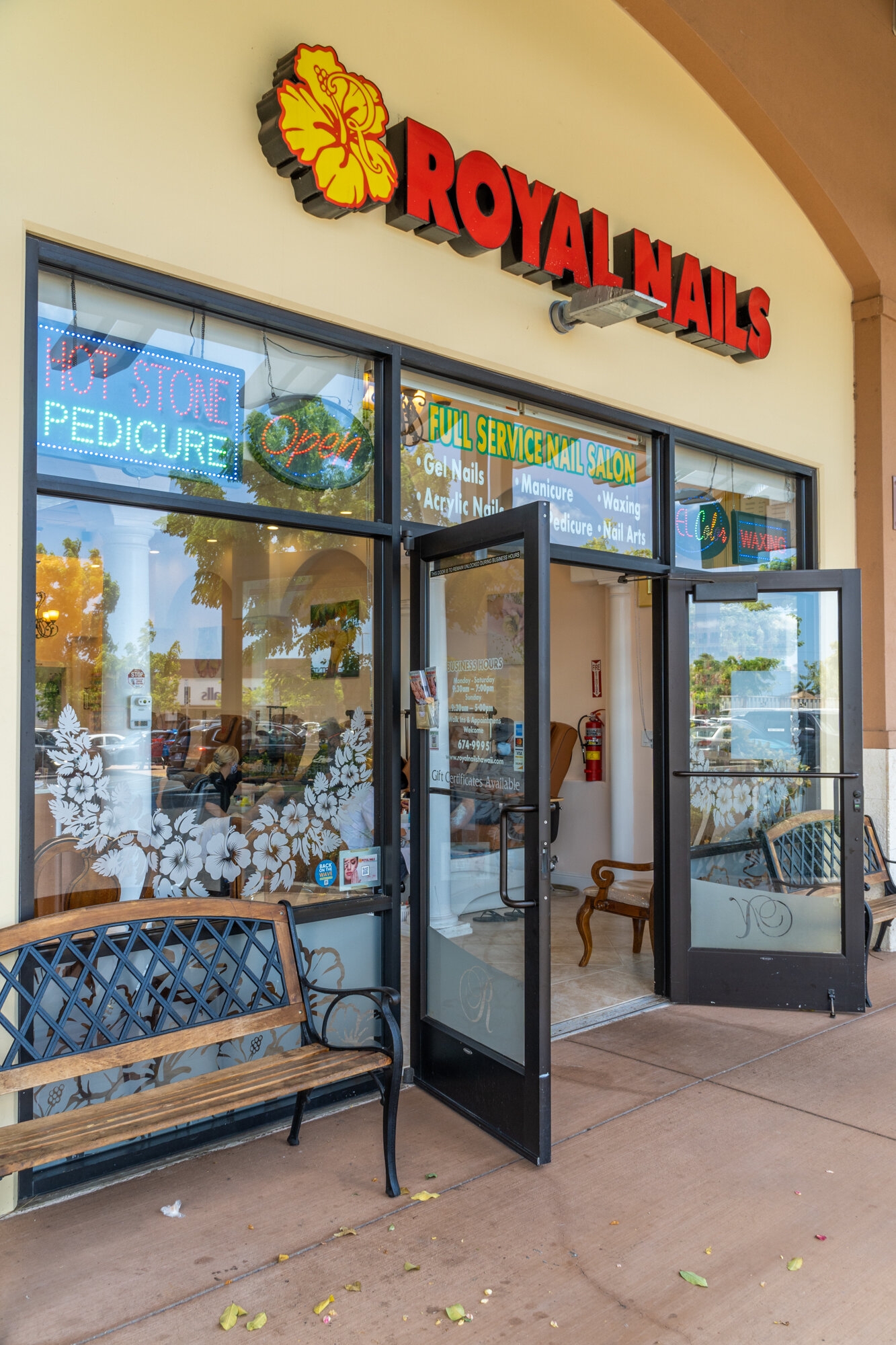 Royal Nails Kapolei Commons