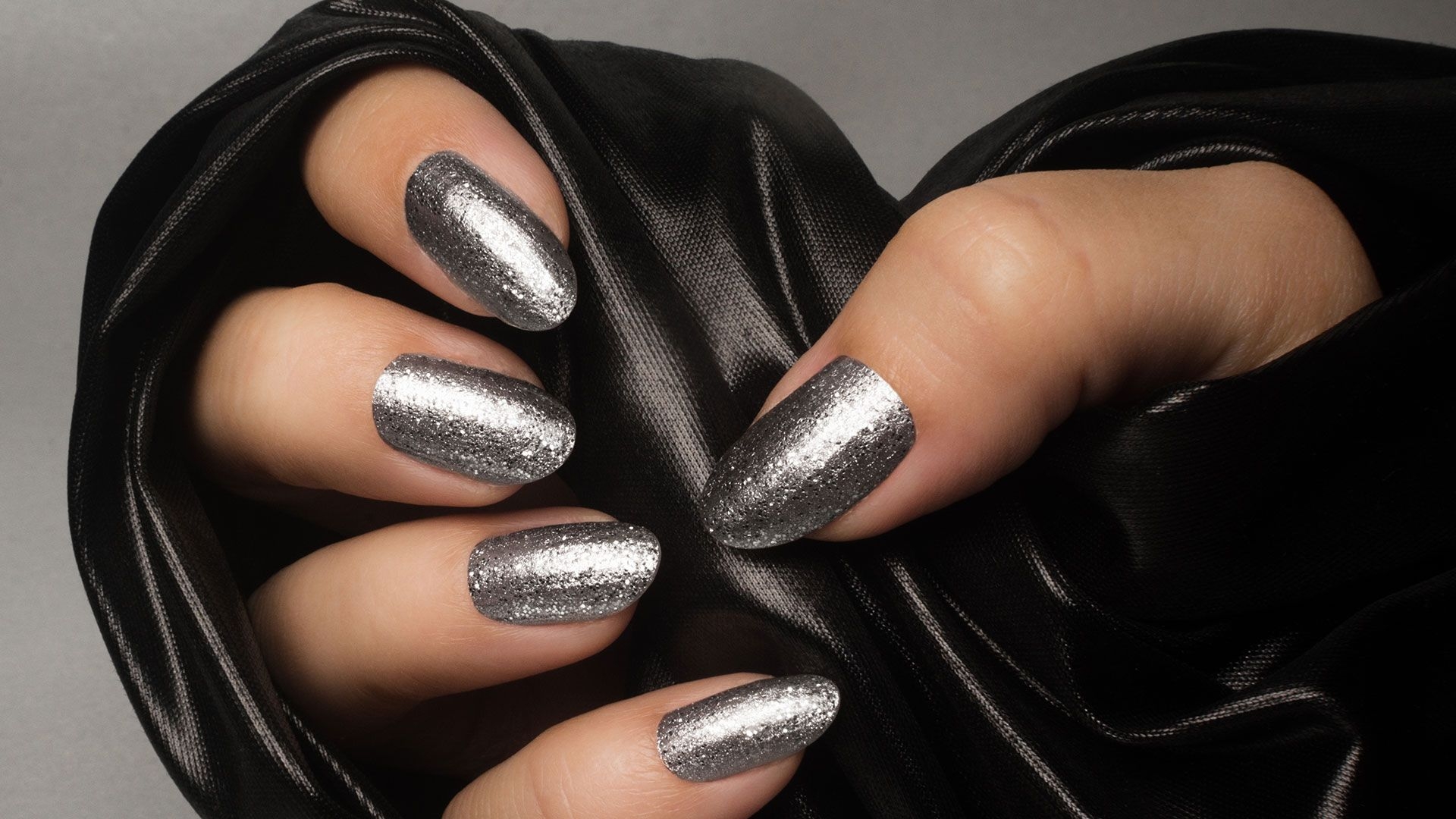 silver nail inspo