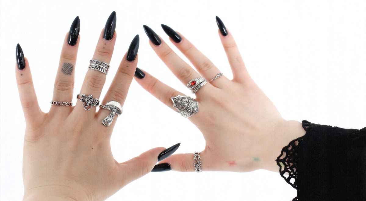 goth nail inspo