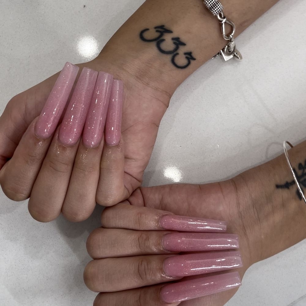 nail salons that open late