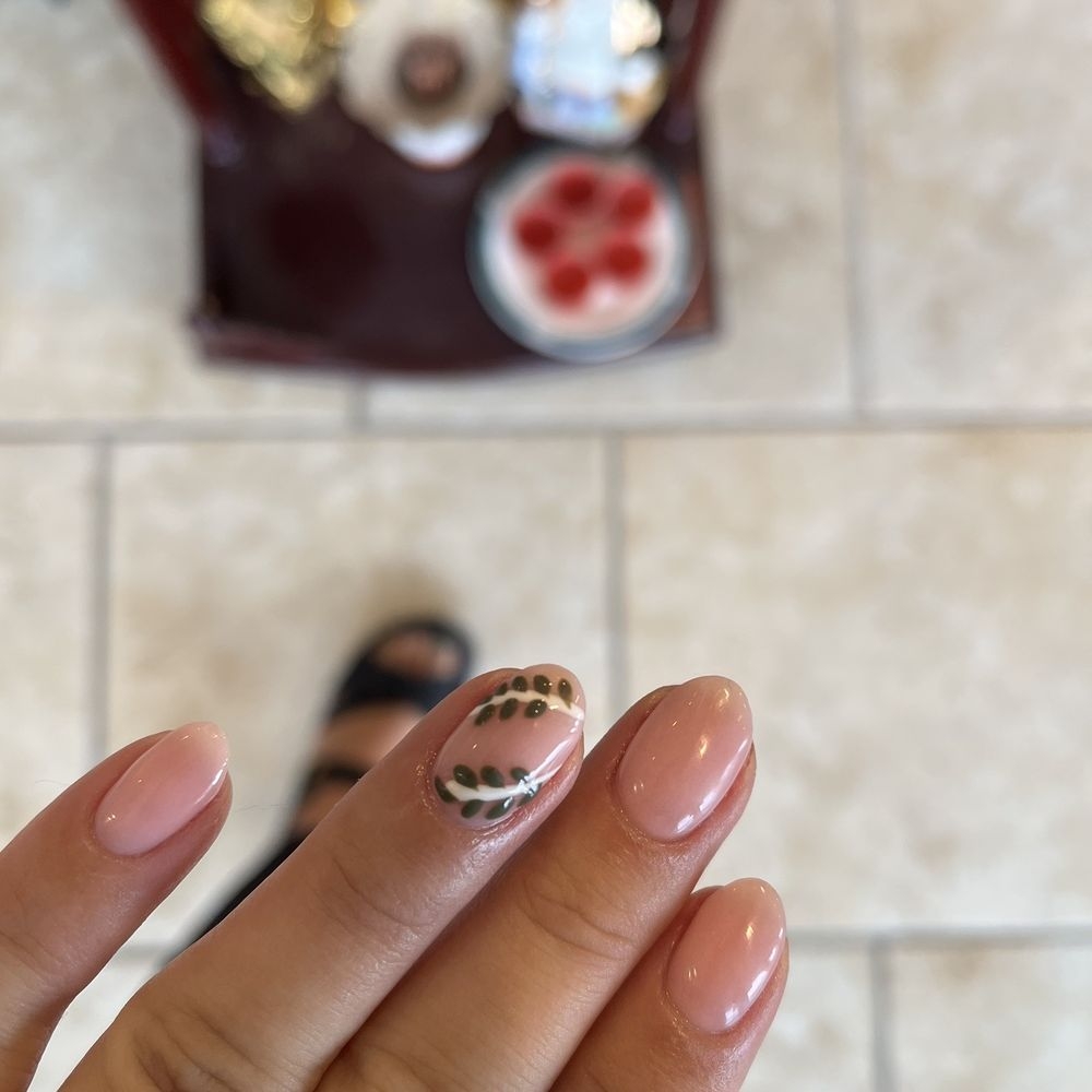 nail salons open on sunday